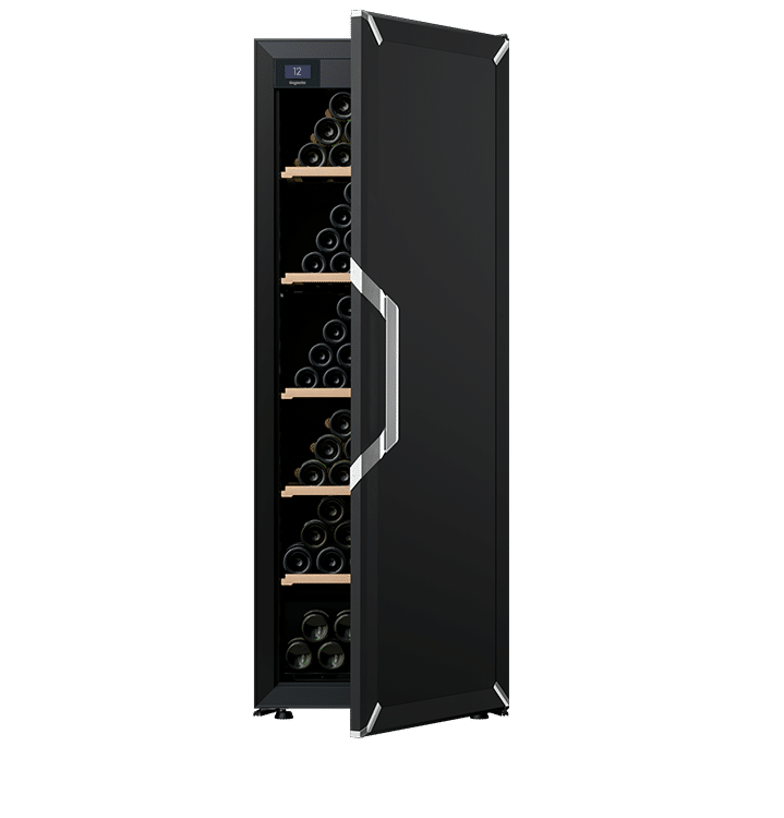 Une grande cave à vin avec une porte noire entrouverte.