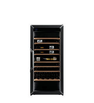 Une grande cave à vin noire avec une porte vitrée.