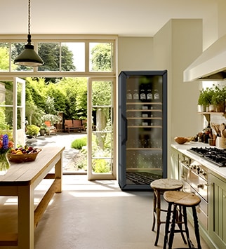 Une cuisine ouverte sur le jardin et une cave à vin noire remplie de bouteilles de vin.